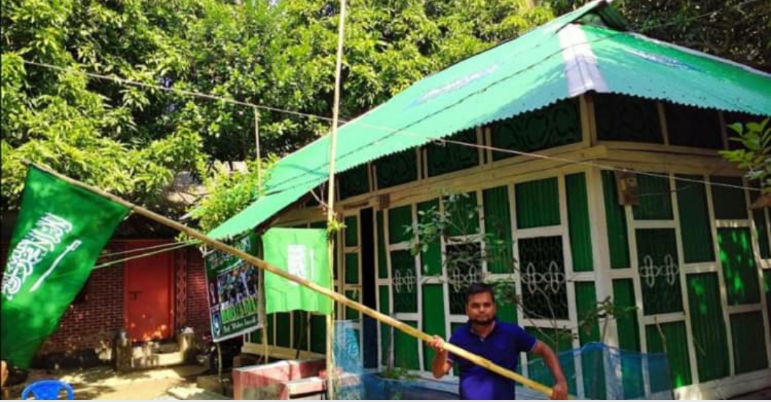 পুরো ঘরকে সৌদি পতাকায় সাজালেন এক ফুটবল প্রেমিক